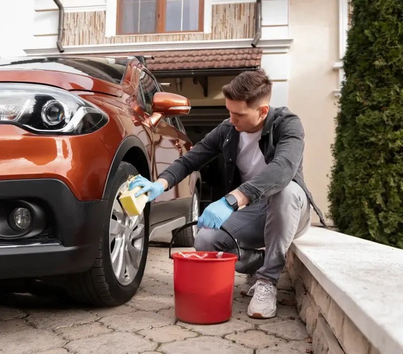 Lavage auto à domicile Courgent : professionnel intervenant sur un véhicule